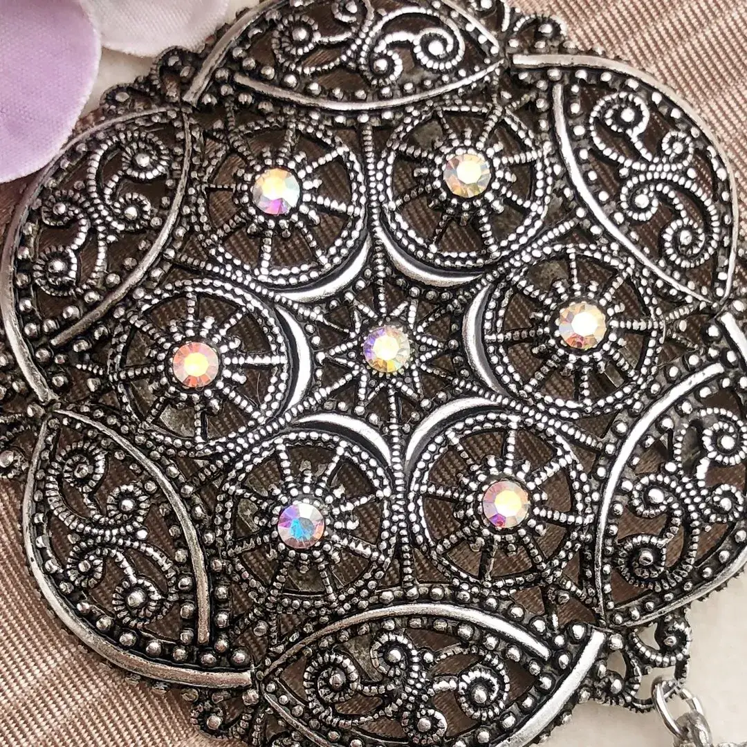 Schleifenspange Dirndlspange für Schürze Perle kristall AB No. 8 – Bild 4 – Chiemgauer Heimatwerk Trachten-Onlineshop Schleifenspange Dirndlspange für Schürze Perle kristall AB No. 8 - Bild 4 - Chiemgauer Heimatwerk Trachten-Onlineshop