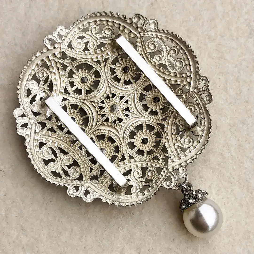 Schleifenspange Dirndlspange für Schürze Perle kristall AB No. 8 – Bild 6 – Chiemgauer Heimatwerk Trachten-Onlineshop Schleifenspange Dirndlspange für Schürze Perle kristall AB No. 8 - Bild 6 - Chiemgauer Heimatwerk Trachten-Onlineshop