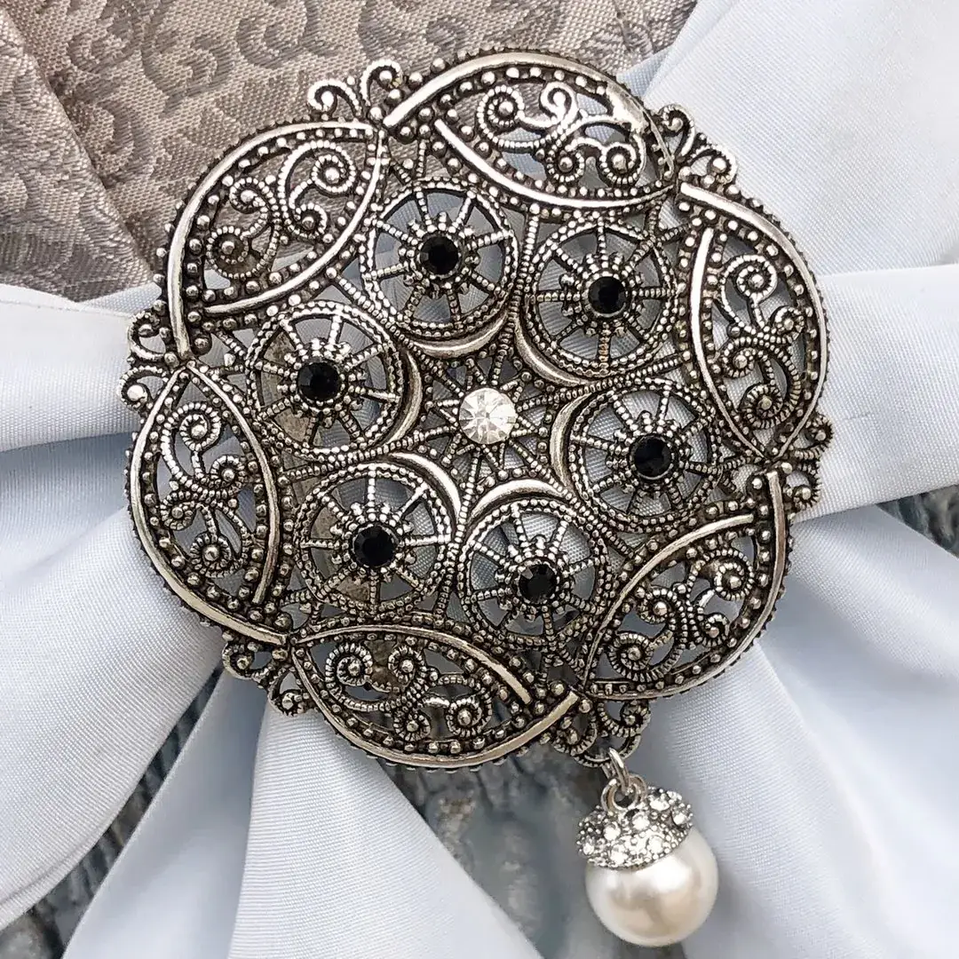 Schleifenspange Dirndlspange für Schürze Perle schwarz No. 9 – Bild 10 – Chiemgauer Heimatwerk Trachten-Onlineshop Schleifenspange Dirndlspange für Schürze Perle schwarz No. 9 - Bild 10 - Chiemgauer Heimatwerk Trachten-Onlineshop