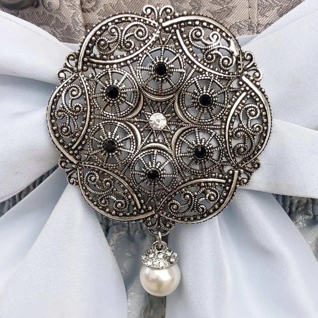 Schleifenspange Dirndlspange für Schürze Perle schwarz No. 9 – Bild 15 – Chiemgauer Heimatwerk Trachten-Onlineshop Schleifenspange Dirndlspange für Schürze Perle schwarz No. 9 - Bild 15 - Chiemgauer Heimatwerk Trachten-Onlineshop