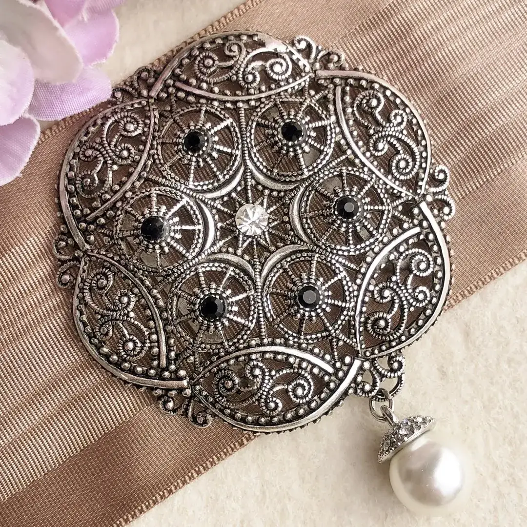 Schleifenspange Dirndlspange für Schürze Perle schwarz No. 9 – Bild 3 – Chiemgauer Heimatwerk Trachten-Onlineshop Schleifenspange Dirndlspange für Schürze Perle schwarz No. 9 - Bild 3 - Chiemgauer Heimatwerk Trachten-Onlineshop