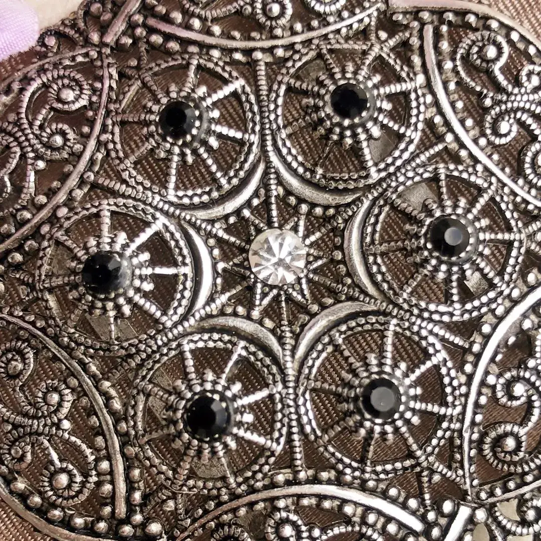 Schleifenspange Dirndlspange für Schürze Perle schwarz No. 9 – Bild 4 – Chiemgauer Heimatwerk Trachten-Onlineshop Schleifenspange Dirndlspange für Schürze Perle schwarz No. 9 - Bild 4 - Chiemgauer Heimatwerk Trachten-Onlineshop