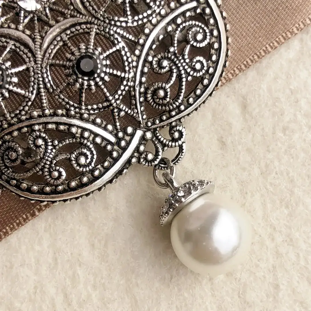Schleifenspange Dirndlspange für Schürze Perle schwarz No. 9 – Bild 5 – Chiemgauer Heimatwerk Trachten-Onlineshop Schleifenspange Dirndlspange für Schürze Perle schwarz No. 9 - Bild 5 - Chiemgauer Heimatwerk Trachten-Onlineshop