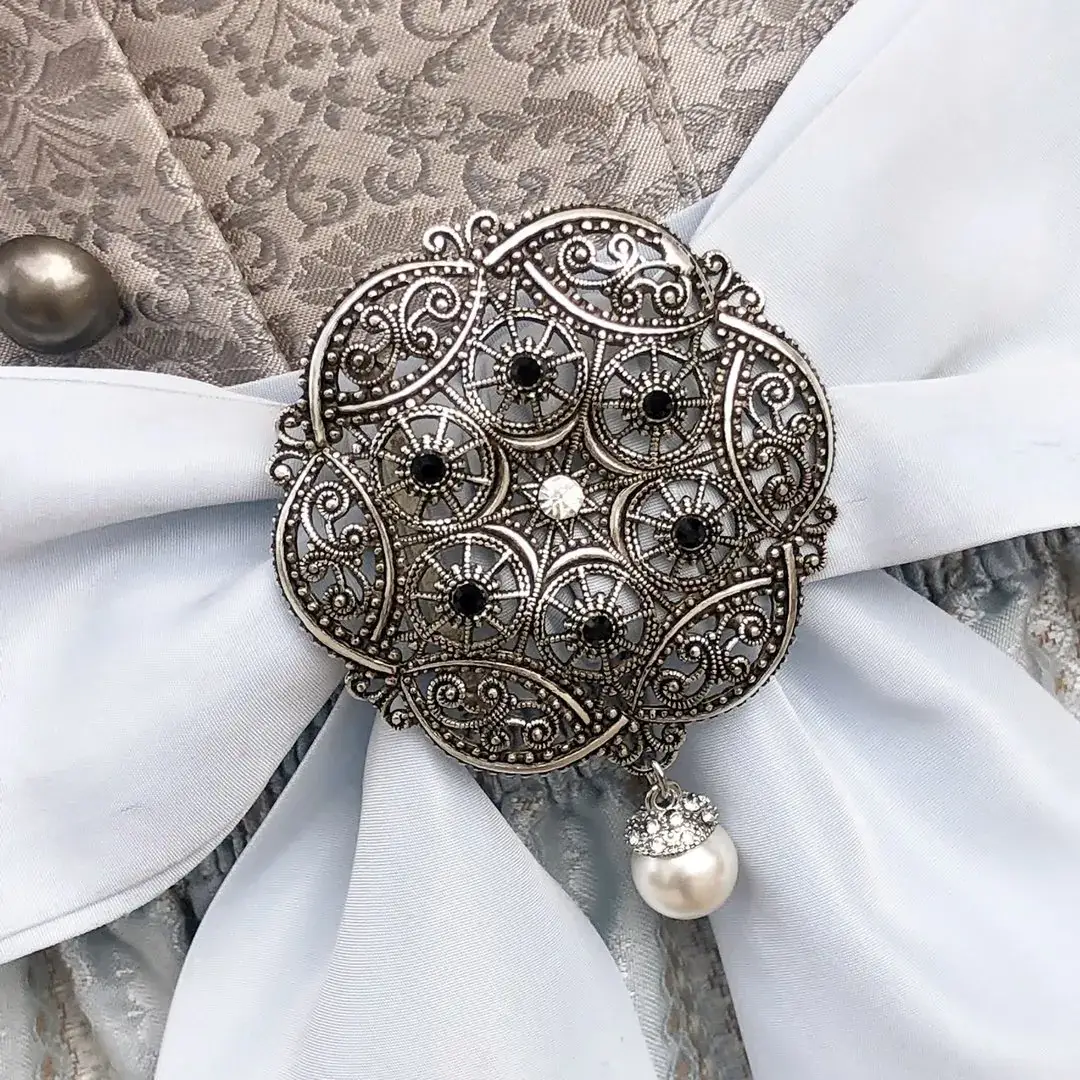 Schleifenspange Dirndlspange für Schürze Perle schwarz No. 9 – Bild 9 – Chiemgauer Heimatwerk Trachten-Onlineshop Schleifenspange Dirndlspange für Schürze Perle schwarz No. 9 - Bild 9 - Chiemgauer Heimatwerk Trachten-Onlineshop