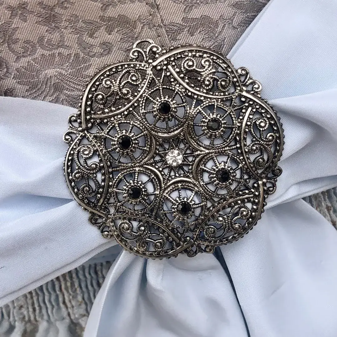 Schleifenspange Dirndlspange für Schürze platin-schwarz – Bild 10 – Chiemgauer Heimatwerk Trachten-Onlineshop Schleifenspange Dirndlspange für Schürze platin-schwarz - Bild 10 - Chiemgauer Heimatwerk Trachten-Onlineshop