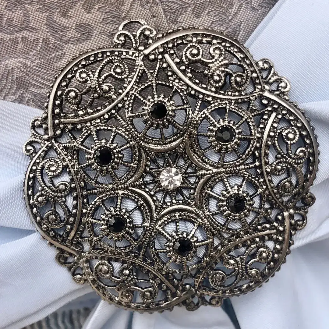 Schleifenspange Dirndlspange für Schürze platin-schwarz – Bild 11 – Chiemgauer Heimatwerk Trachten-Onlineshop Schleifenspange Dirndlspange für Schürze platin-schwarz - Bild 11 - Chiemgauer Heimatwerk Trachten-Onlineshop
