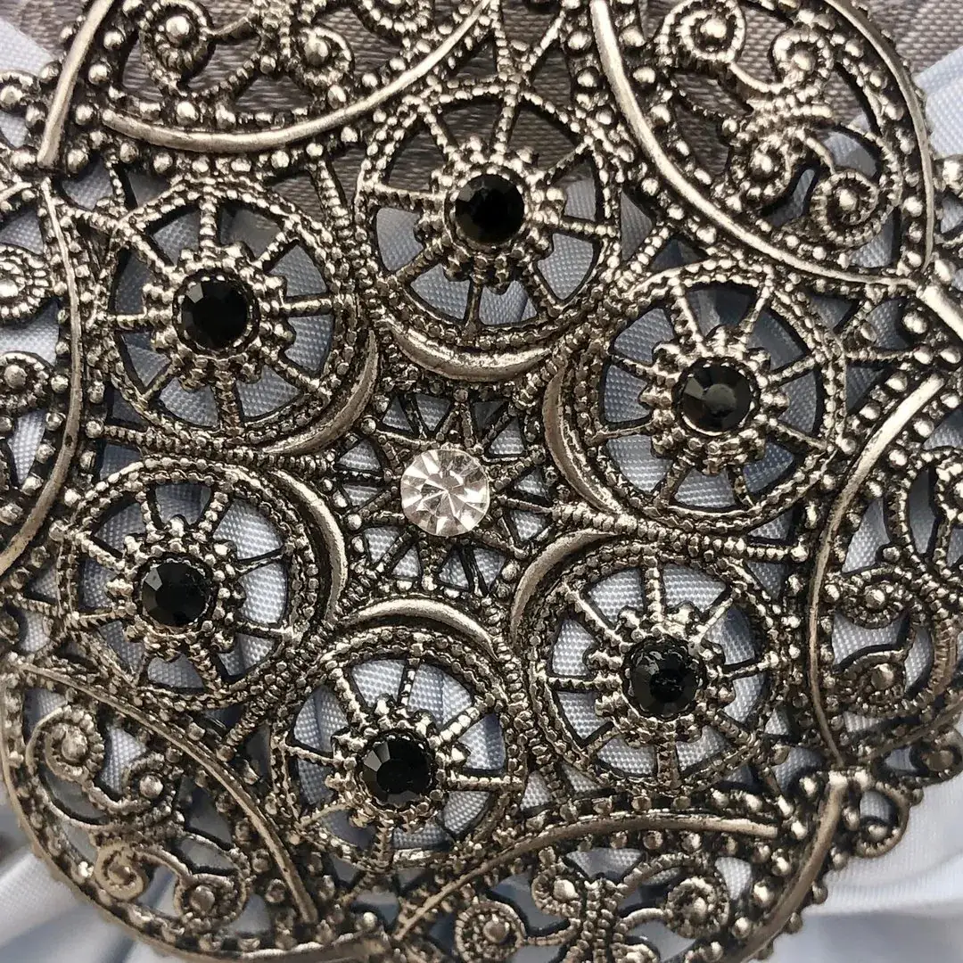 Schleifenspange Dirndlspange für Schürze platin-schwarz – Bild 17 – Chiemgauer Heimatwerk Trachten-Onlineshop Schleifenspange Dirndlspange für Schürze platin-schwarz - Bild 17 - Chiemgauer Heimatwerk Trachten-Onlineshop