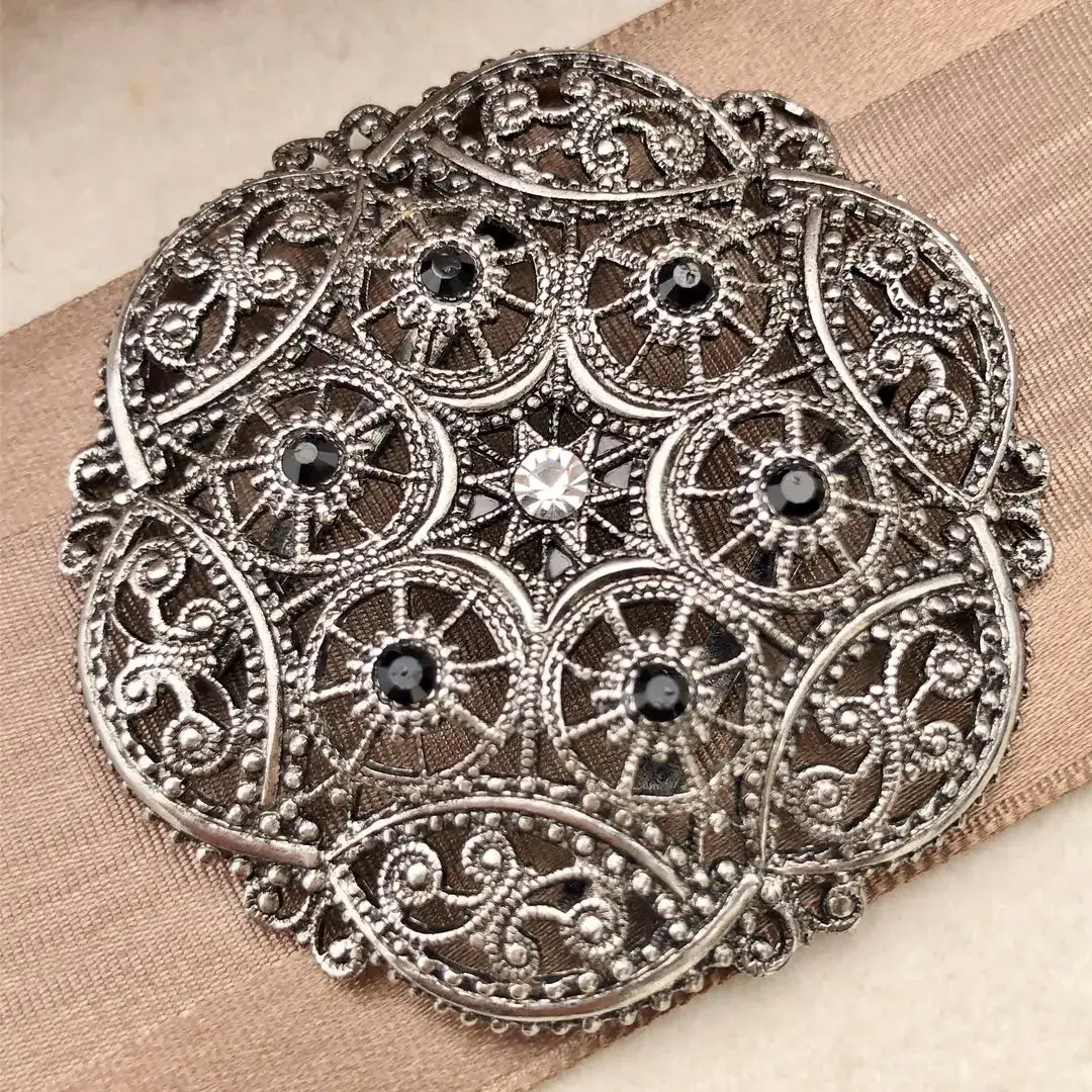 Schleifenspange Dirndlspange für Schürze platin-schwarz – Bild 2 – Chiemgauer Heimatwerk Trachten-Onlineshop Schleifenspange Dirndlspange für Schürze platin-schwarz - Bild 2 - Chiemgauer Heimatwerk Trachten-Onlineshop