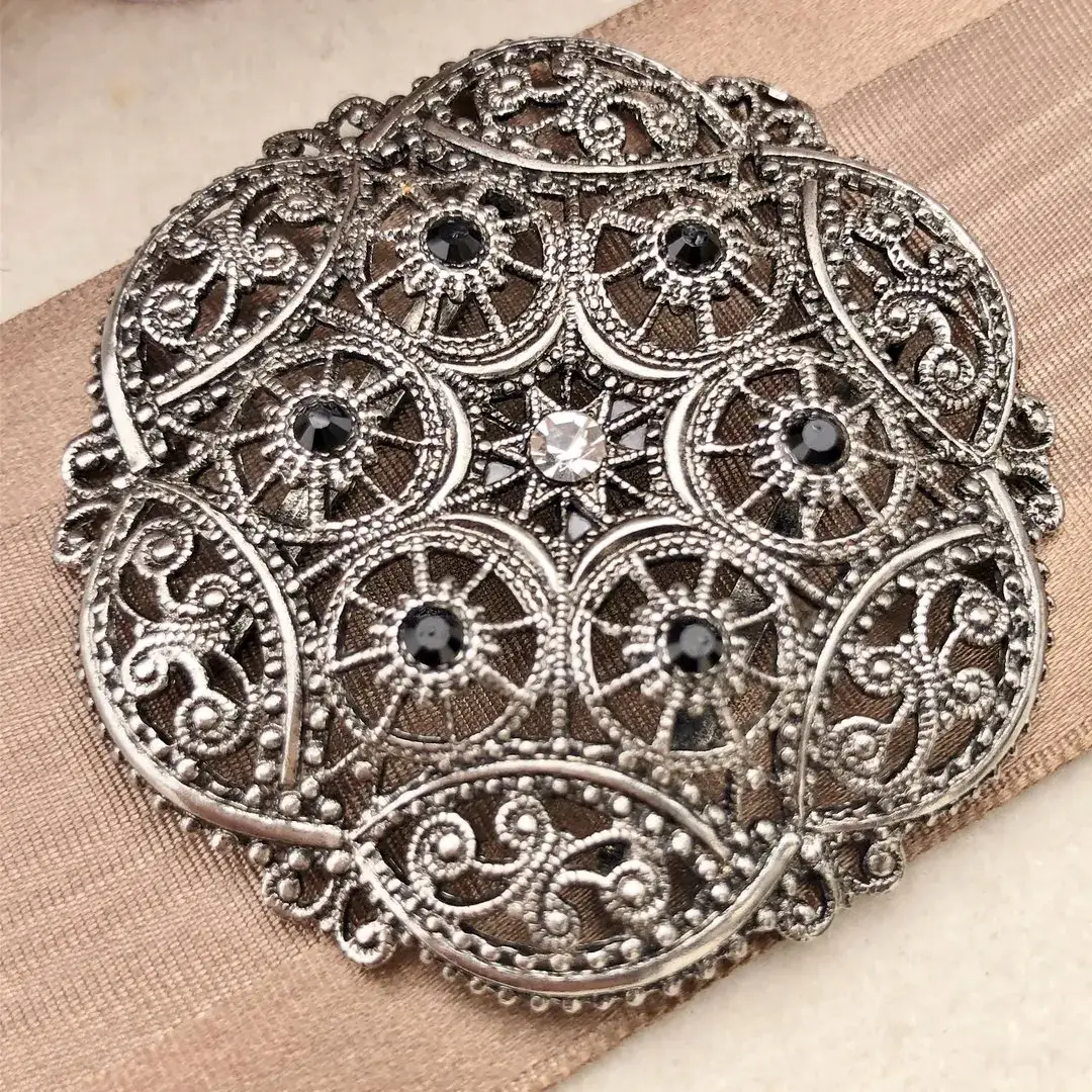 Schleifenspange Dirndlspange für Schürze platin-schwarz – Bild 6 – Chiemgauer Heimatwerk Trachten-Onlineshop Schleifenspange Dirndlspange für Schürze platin-schwarz - Bild 6 - Chiemgauer Heimatwerk Trachten-Onlineshop