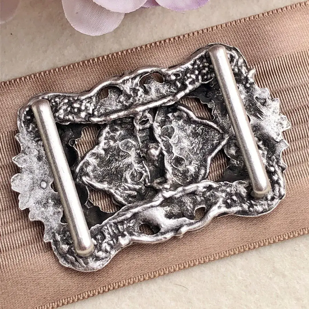 Schleifenspange Dirndlspange für Schürze zartrosé No. 15 – Bild 7 – Chiemgauer Heimatwerk Trachten-Onlineshop Schleifenspange Dirndlspange für Schürze zartrosé No. 15 - Bild 7 - Chiemgauer Heimatwerk Trachten-Onlineshop