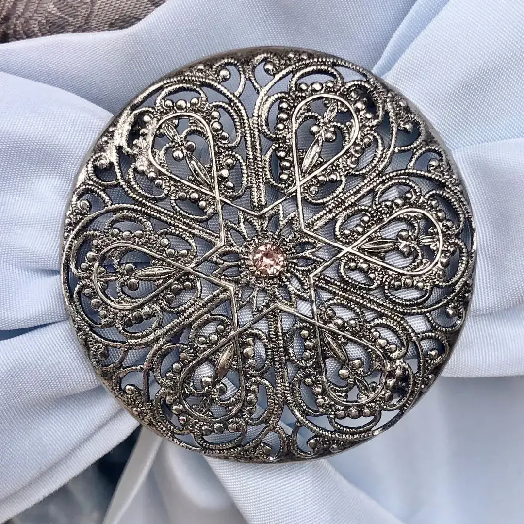 Schleifenspange Dirndlspange für Schürze zartrosé No. 45 – Bild 6 – Chiemgauer Heimatwerk Trachten-Onlineshop Schleifenspange Dirndlspange für Schürze zartrosé No. 45 - Bild 6 - Chiemgauer Heimatwerk Trachten-Onlineshop