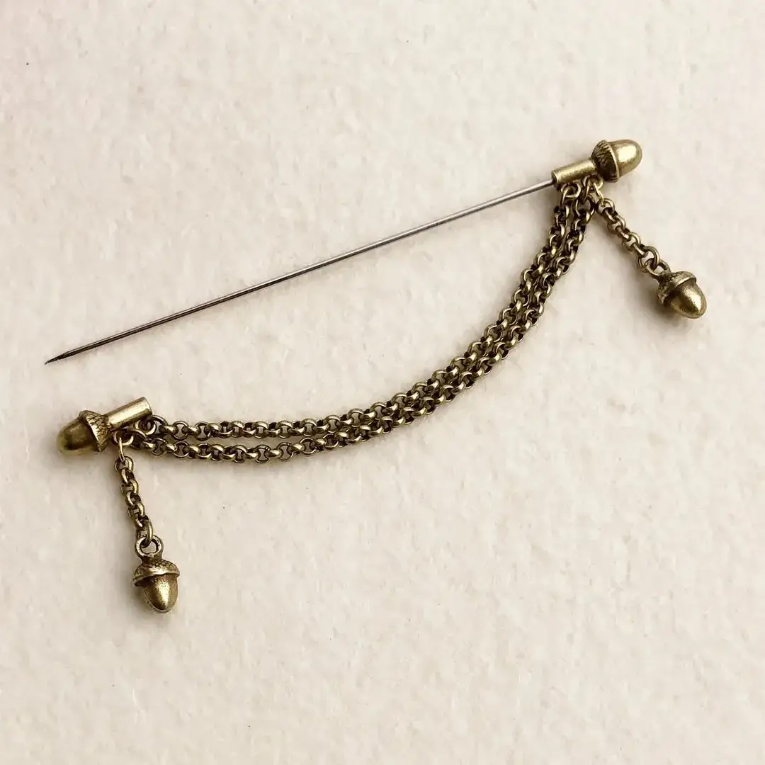 Schürzennadel Tuchnadel doppelt altgold matt – Bild 20 – Chiemgauer Heimatwerk Trachten-Onlineshop Schürzennadel Tuchnadel doppelt altgold matt - Bild 20 - Chiemgauer Heimatwerk Trachten-Onlineshop