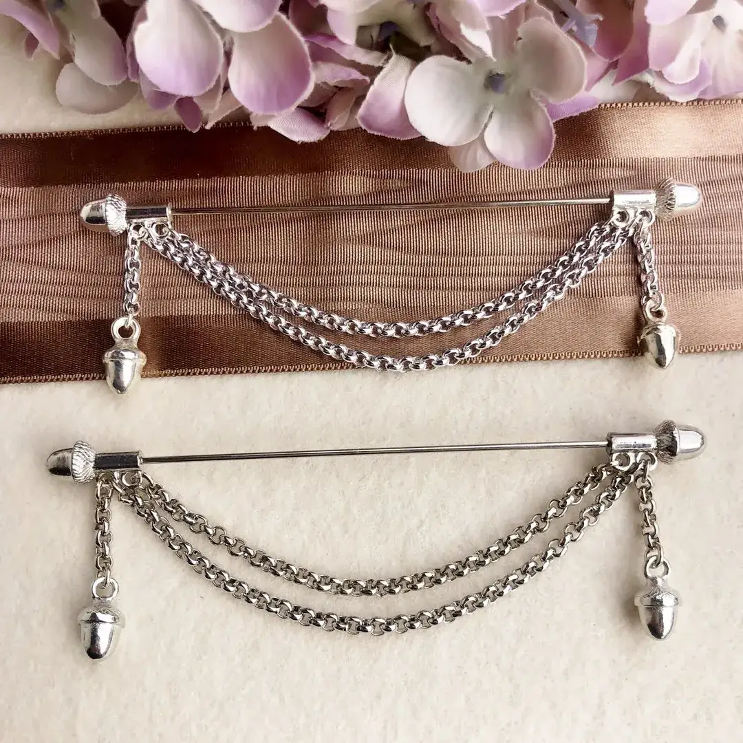 Schürzennadel Tuchnadel doppelt antik-silber – Bild 12 – Chiemgauer Heimatwerk Trachten-Onlineshop Schürzennadel Tuchnadel doppelt antik-silber - Bild 12 - Chiemgauer Heimatwerk Trachten-Onlineshop
