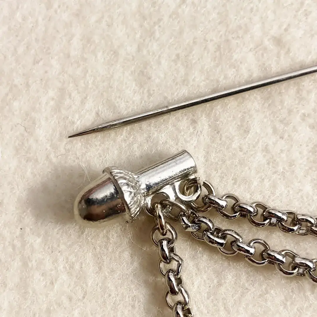 Schürzennadel Tuchnadel doppelt antik-silber – Bild 20 – Chiemgauer Heimatwerk Trachten-Onlineshop Schürzennadel Tuchnadel doppelt antik-silber - Bild 20 - Chiemgauer Heimatwerk Trachten-Onlineshop