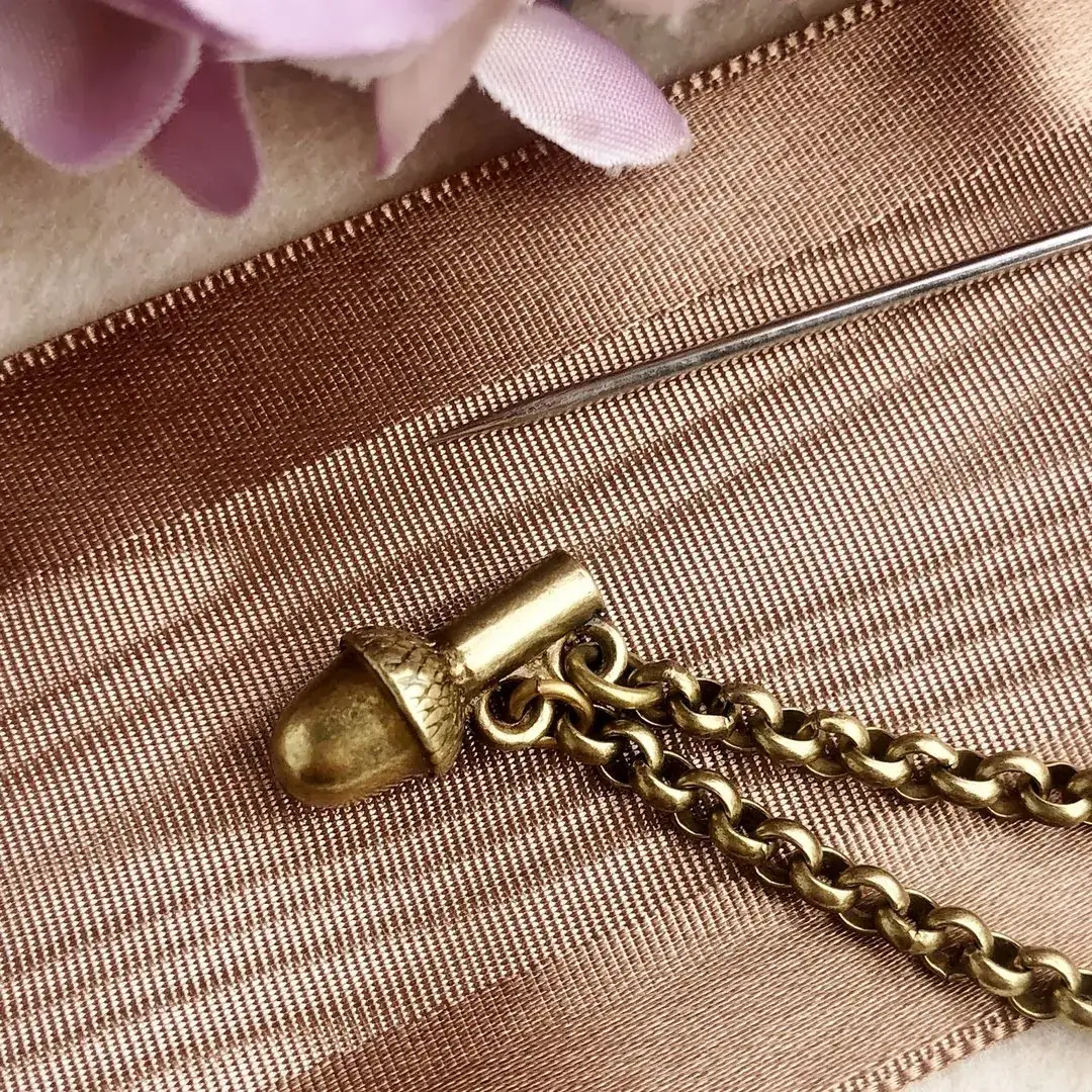Schürzennadel Tuchnadel einfach altgold matt – Bild 15 – Chiemgauer Heimatwerk Trachten-Onlineshop Schürzennadel Tuchnadel einfach altgold matt - Bild 15 - Chiemgauer Heimatwerk Trachten-Onlineshop