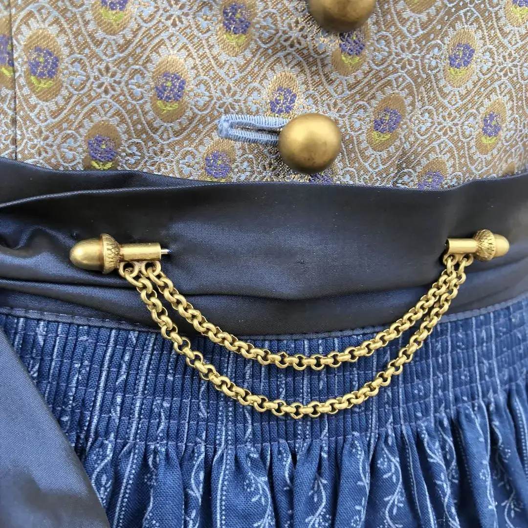 Schürzennadel Tuchnadel einfach altgold matt – Bild 8 – Chiemgauer Heimatwerk Trachten-Onlineshop Schürzennadel Tuchnadel einfach altgold matt - Bild 8 - Chiemgauer Heimatwerk Trachten-Onlineshop