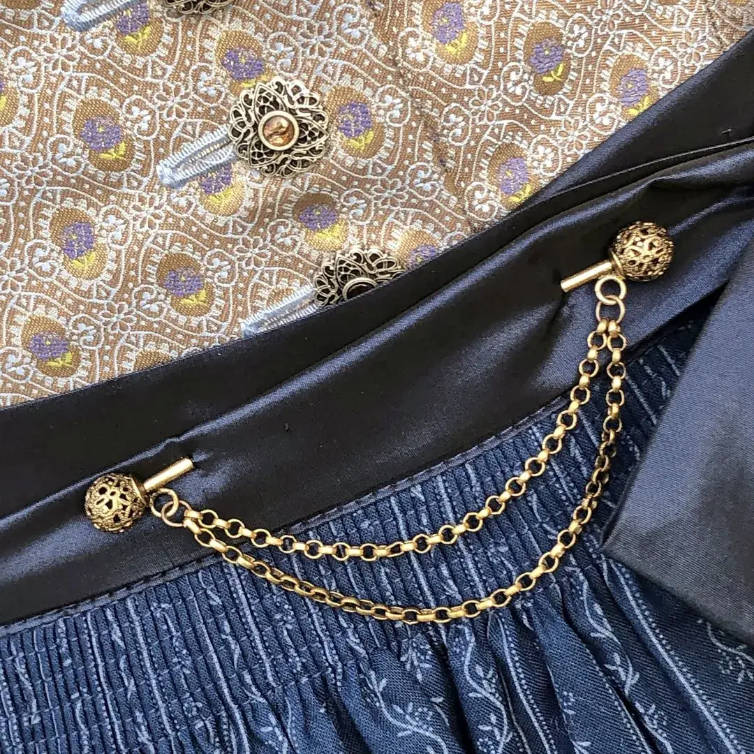 Schürzennadel Tuchnadel filigran altgold – Bild 1 – Chiemgauer Heimatwerk Trachten-Onlineshop Schürzennadel Tuchnadel filigran altgold - Bild 1 - Chiemgauer Heimatwerk Trachten-Onlineshop