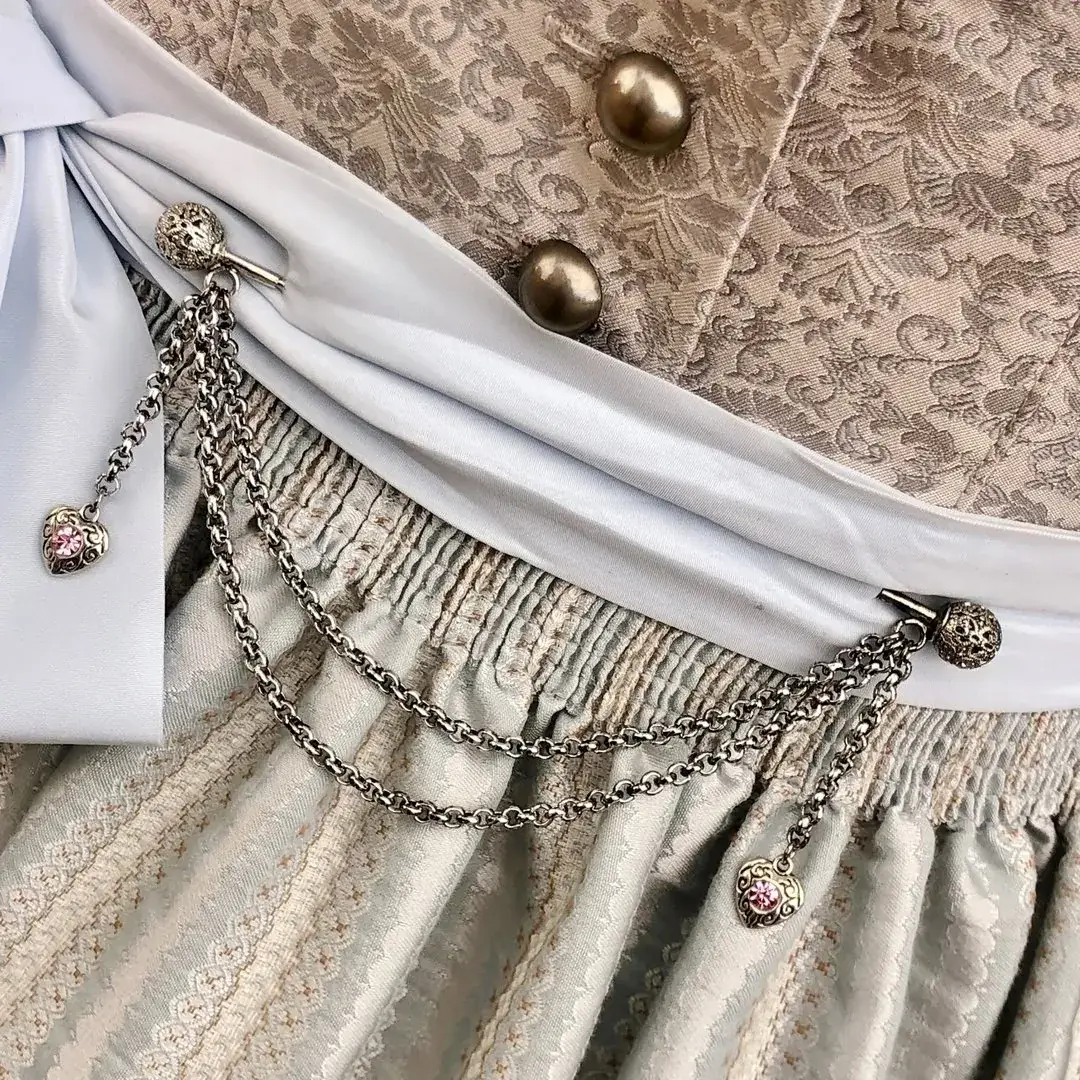 Schürzennadel Tuchnadel mit Herz rosa – Bild 10 – Chiemgauer Heimatwerk Trachten-Onlineshop Schürzennadel Tuchnadel mit Herz rosa - Bild 10 - Chiemgauer Heimatwerk Trachten-Onlineshop