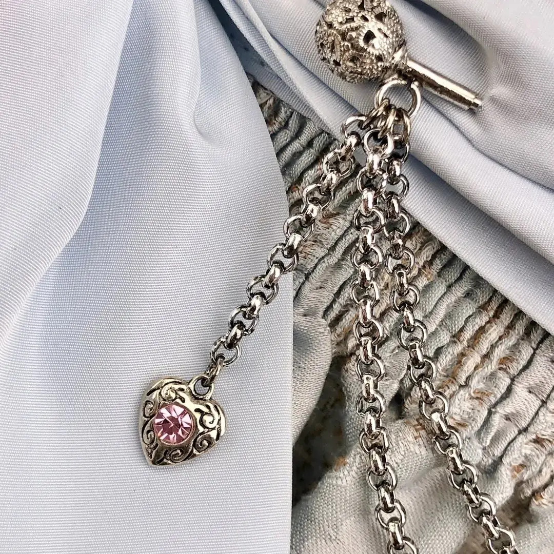 Schürzennadel Tuchnadel mit Herz rosa – Bild 13 – Chiemgauer Heimatwerk Trachten-Onlineshop Schürzennadel Tuchnadel mit Herz rosa - Bild 13 - Chiemgauer Heimatwerk Trachten-Onlineshop