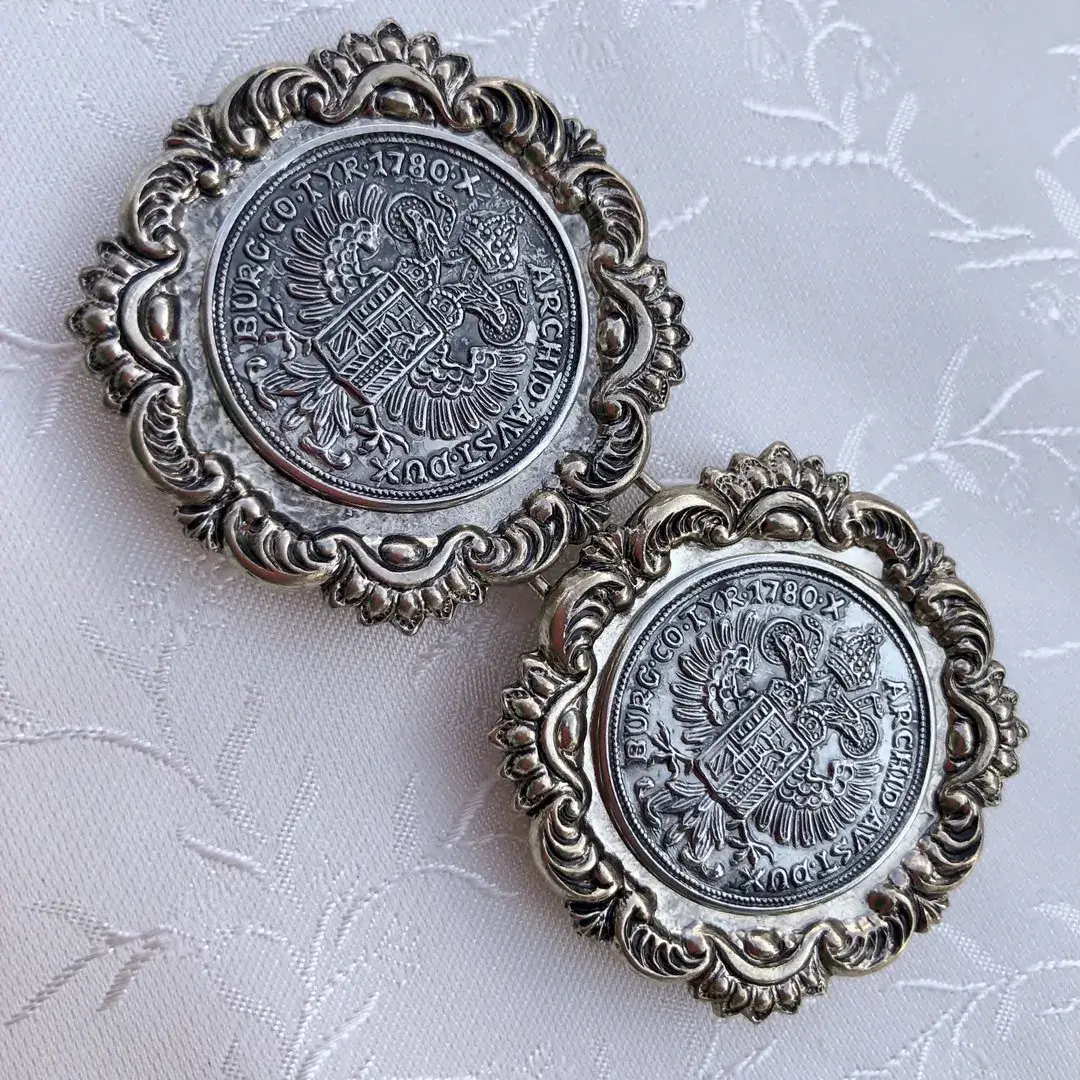 Schürzenschließe antik-silber mit Talern – Bild 11 – Chiemgauer Heimatwerk Trachten-Onlineshop Schürzenschließe antik-silber mit Talern - Bild 11 - Chiemgauer Heimatwerk Trachten-Onlineshop