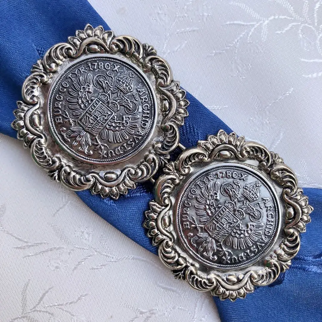 Schürzenschließe antik-silber mit Talern – Bild 14 – Chiemgauer Heimatwerk Trachten-Onlineshop Schürzenschließe antik-silber mit Talern - Bild 14 - Chiemgauer Heimatwerk Trachten-Onlineshop