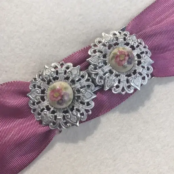 Schürzenschließe mit Porzellan und Blüten – Bild 1 – Chiemgauer Heimatwerk Trachten-Onlineshop Schürzenschließe mit Porzellan und Blüten - Bild 1 - Chiemgauer Heimatwerk Trachten-Onlineshop