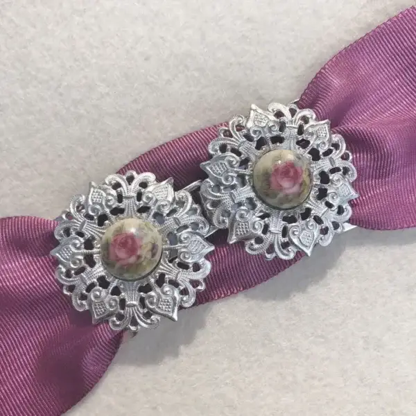 Schürzenschließe mit Porzellan und Rosen – Bild 1 – Chiemgauer Heimatwerk Trachten-Onlineshop Schürzenschließe mit Porzellan und Rosen - Bild 1 - Chiemgauer Heimatwerk Trachten-Onlineshop