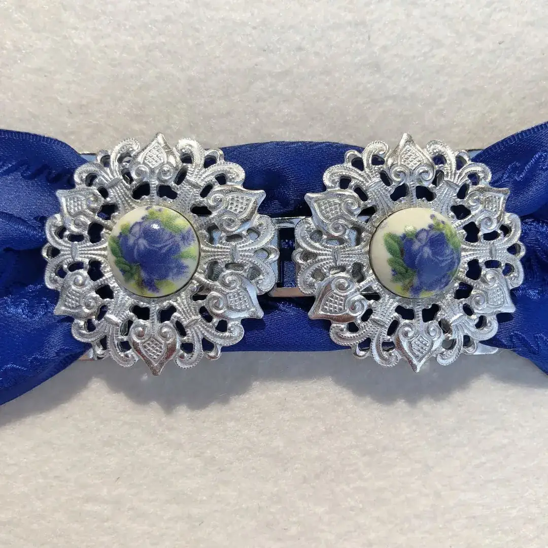 Schürzenschließe mit Rose in blau No. 1 – Bild 10 – Chiemgauer Heimatwerk Trachten-Onlineshop Schürzenschließe mit Rose in blau No. 1 - Bild 10 - Chiemgauer Heimatwerk Trachten-Onlineshop