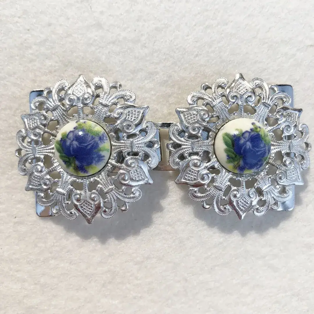 Schürzenschließe mit Rose in blau No. 1 – Bild 13 – Chiemgauer Heimatwerk Trachten-Onlineshop Schürzenschließe mit Rose in blau No. 1 - Bild 13 - Chiemgauer Heimatwerk Trachten-Onlineshop