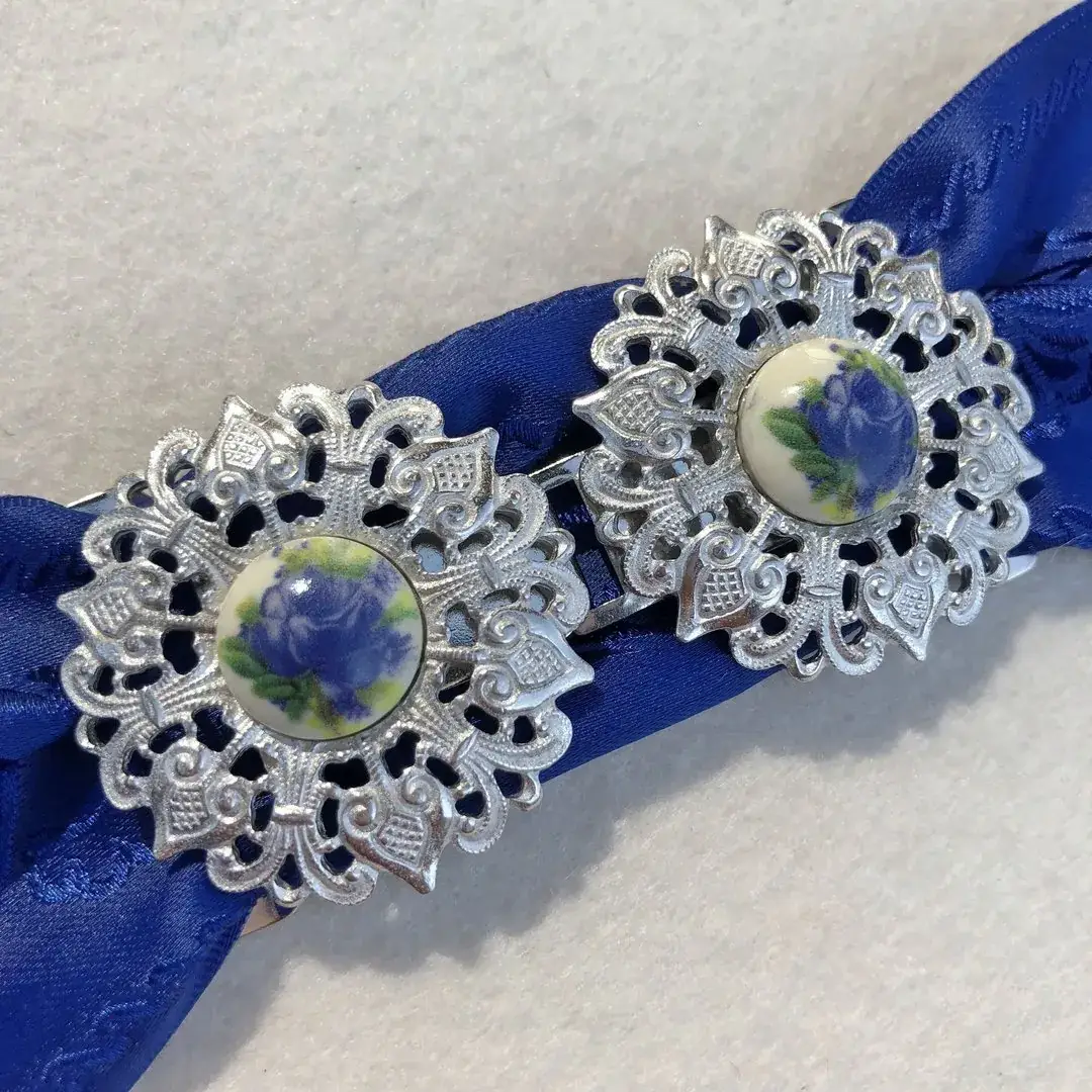 Schürzenschließe mit Rose in blau No. 1 – Bild 5 – Chiemgauer Heimatwerk Trachten-Onlineshop Schürzenschließe mit Rose in blau No. 1 - Bild 5 - Chiemgauer Heimatwerk Trachten-Onlineshop