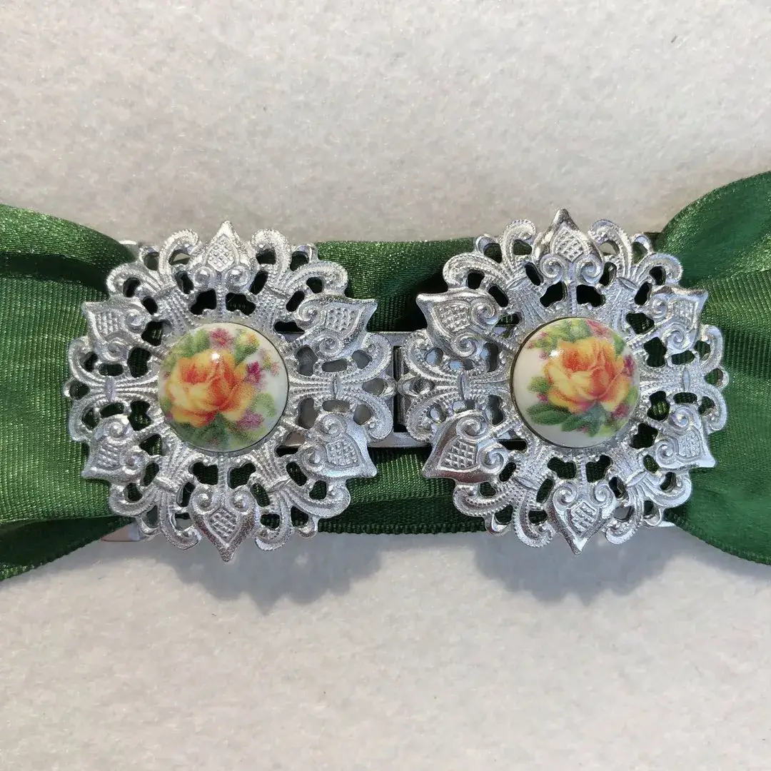 Schürzenschließe mit Rose in gelb No. 1 – Bild 4 – Chiemgauer Heimatwerk Trachten-Onlineshop Schürzenschließe mit Rose in gelb No. 1 - Bild 4 - Chiemgauer Heimatwerk Trachten-Onlineshop