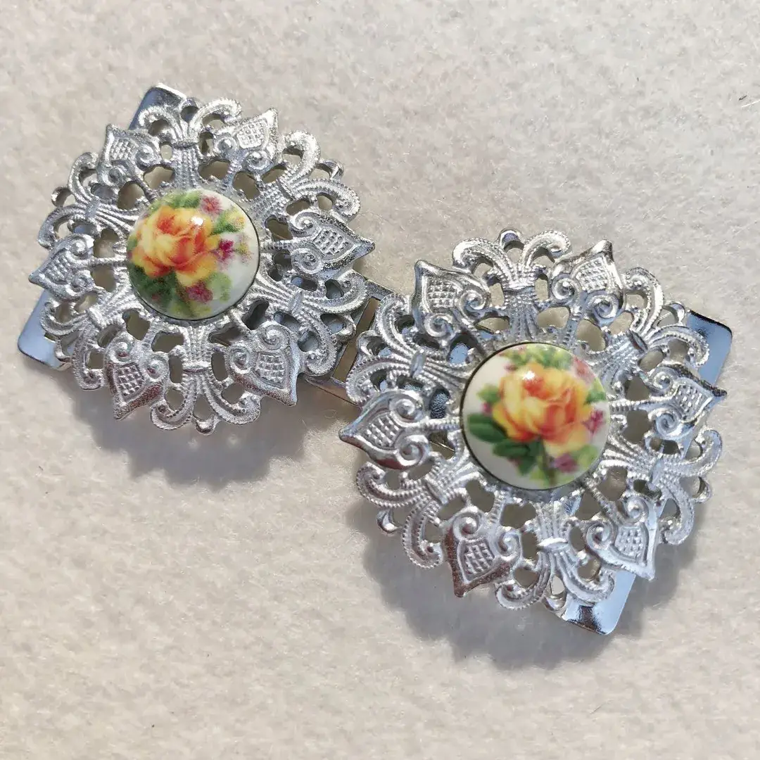 Schürzenschließe mit Rose in gelb No. 1 – Bild 9 – Chiemgauer Heimatwerk Trachten-Onlineshop Schürzenschließe mit Rose in gelb No. 1 - Bild 9 - Chiemgauer Heimatwerk Trachten-Onlineshop