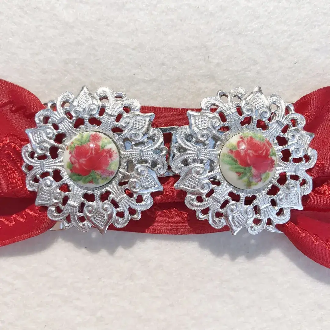 Schürzenschließe mit Rose in rot No. 1 – Bild 12 – Chiemgauer Heimatwerk Trachten-Onlineshop Schürzenschließe mit Rose in rot No. 1 - Bild 12 - Chiemgauer Heimatwerk Trachten-Onlineshop