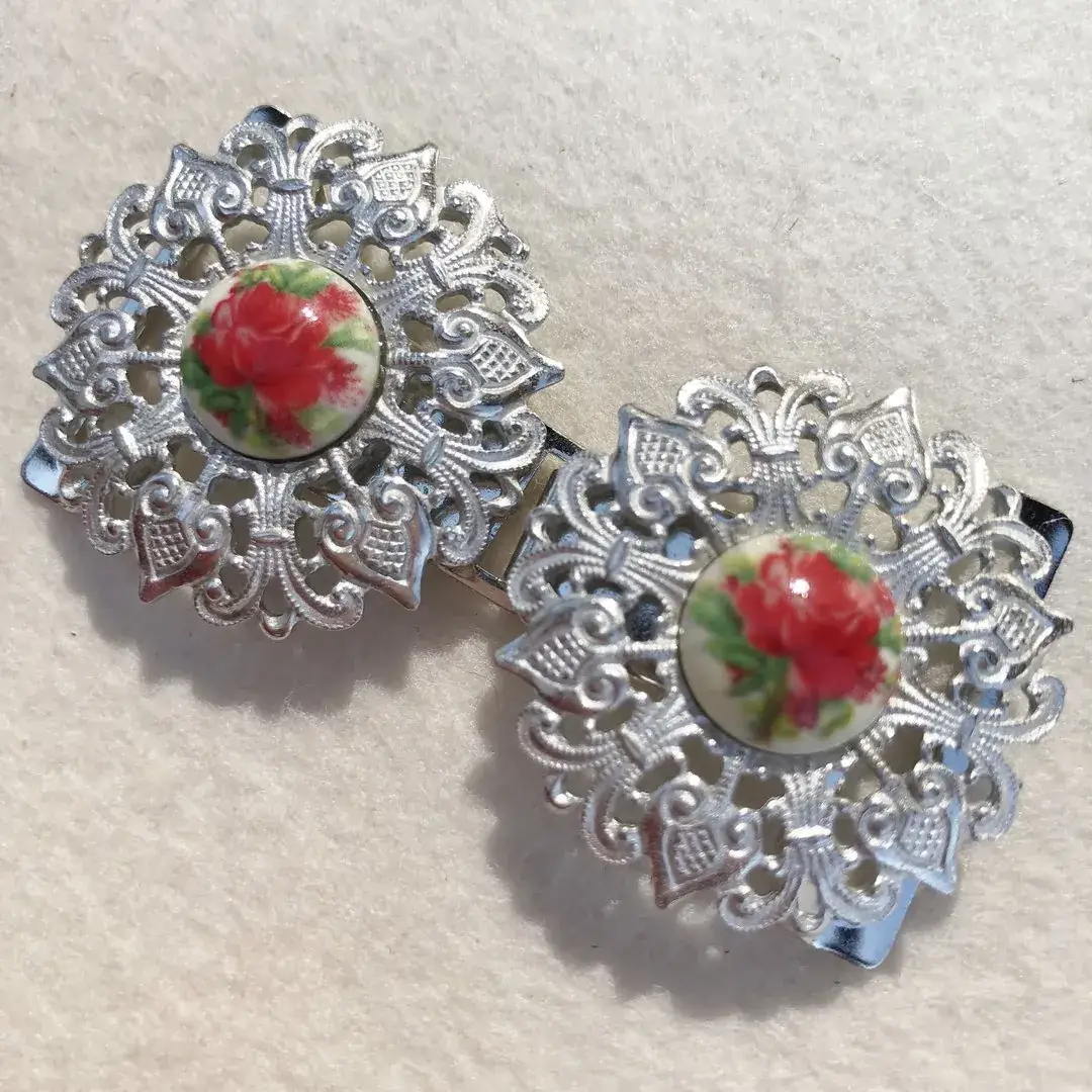 Schürzenschließe mit Rose in rot No. 1 – Bild 17 – Chiemgauer Heimatwerk Trachten-Onlineshop Schürzenschließe mit Rose in rot No. 1 - Bild 17 - Chiemgauer Heimatwerk Trachten-Onlineshop