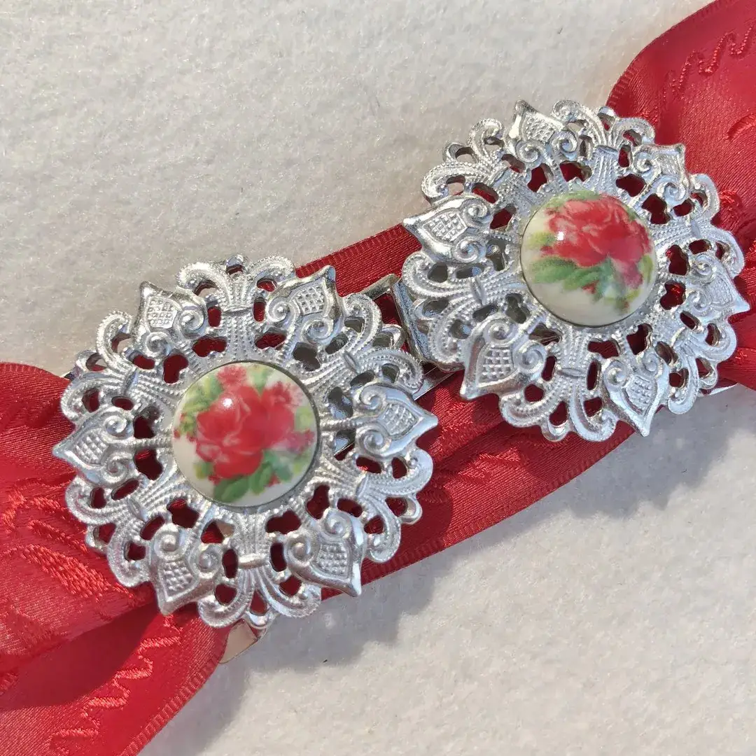 Schürzenschließe mit Rose in rot No. 1 – Bild 7 – Chiemgauer Heimatwerk Trachten-Onlineshop Schürzenschließe mit Rose in rot No. 1 - Bild 7 - Chiemgauer Heimatwerk Trachten-Onlineshop