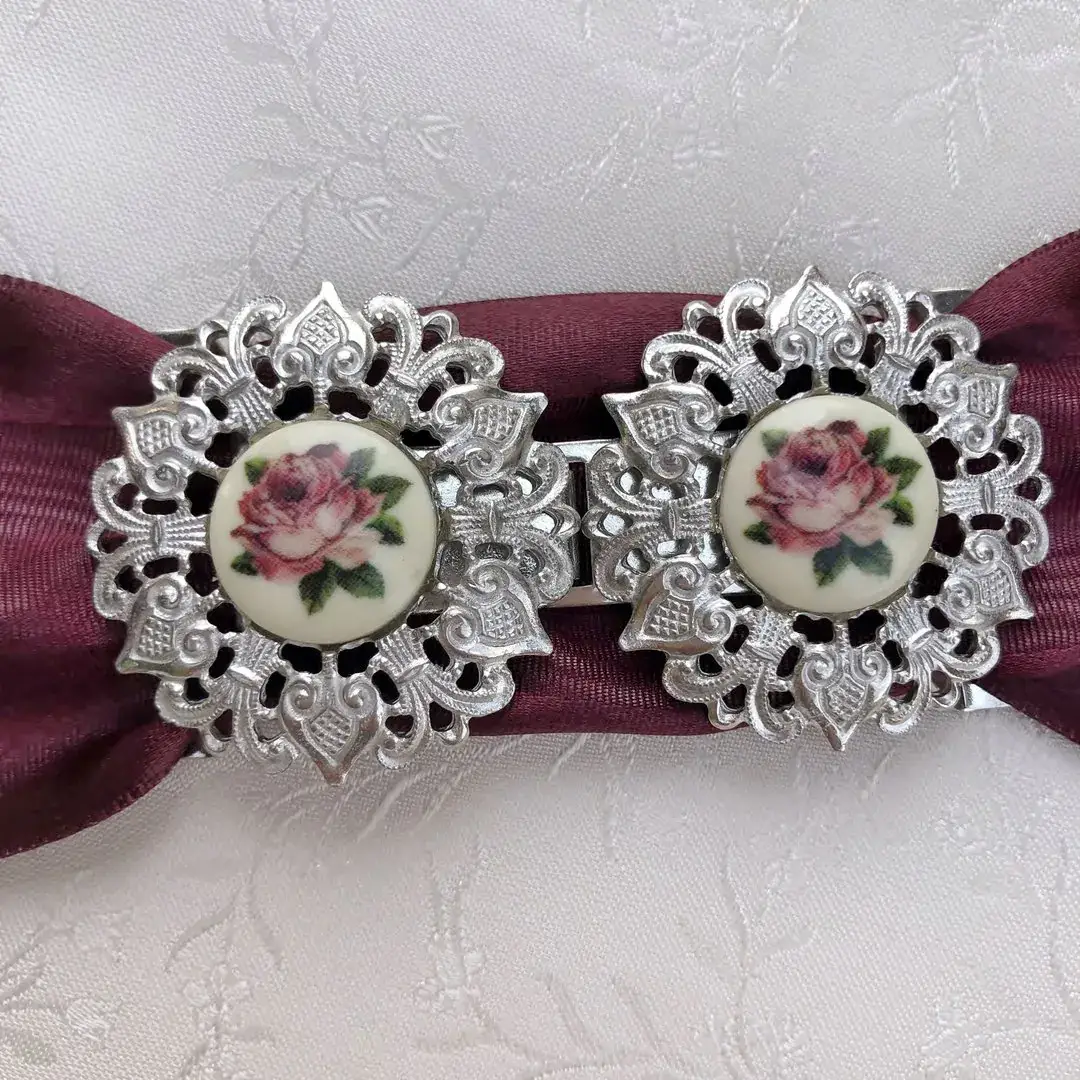 Schürzenschließe mit Rosen altrosa – Bild 11 – Chiemgauer Heimatwerk Trachten-Onlineshop Schürzenschließe mit Rosen altrosa - Bild 11 - Chiemgauer Heimatwerk Trachten-Onlineshop