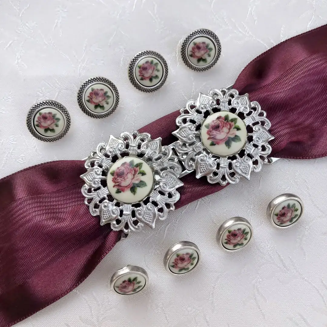 Schürzenschließe mit Rosen altrosa – Bild 6 – Chiemgauer Heimatwerk Trachten-Onlineshop Schürzenschließe mit Rosen altrosa - Bild 6 - Chiemgauer Heimatwerk Trachten-Onlineshop