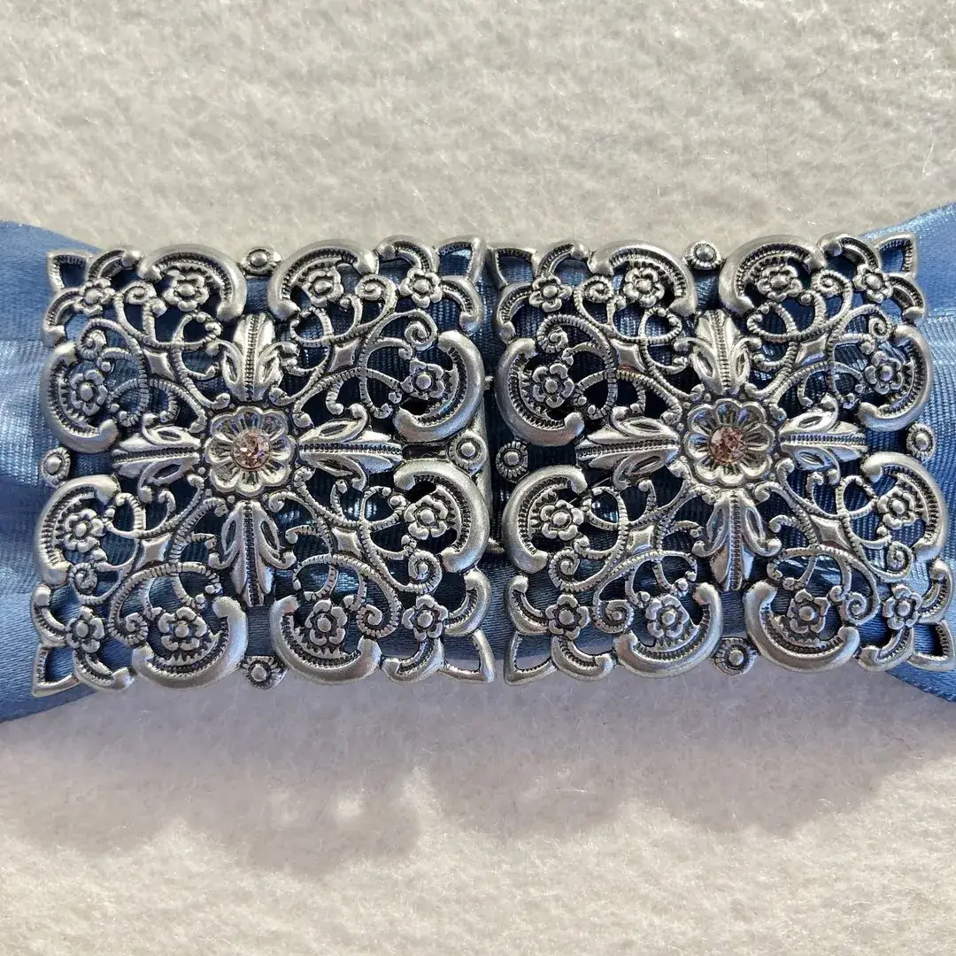 Schürzenschließe mit Swarovski altrosa No. 79 – Bild 21 – Chiemgauer Heimatwerk Trachten-Onlineshop Schürzenschließe mit Swarovski altrosa No. 79 - Bild 21 - Chiemgauer Heimatwerk Trachten-Onlineshop
