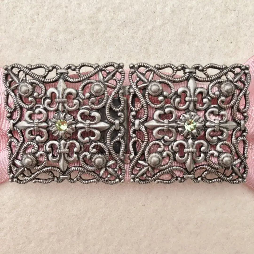 Schürzenschließe mit Swarovski apfelgrün No. 27 – Bild 12 – Chiemgauer Heimatwerk Trachten-Onlineshop Schürzenschließe mit Swarovski apfelgrün No. 27 - Bild 12 - Chiemgauer Heimatwerk Trachten-Onlineshop