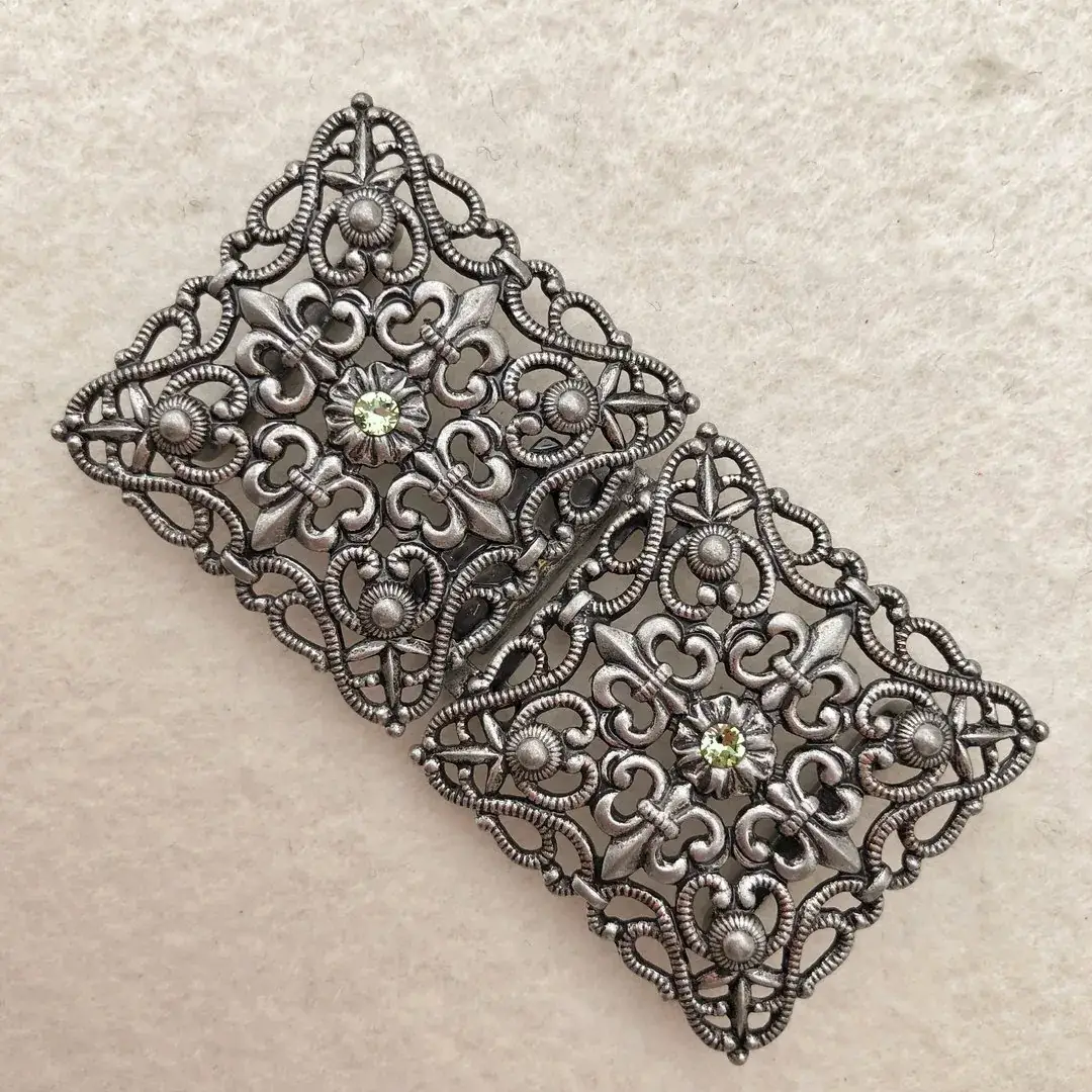 Schürzenschließe mit Swarovski apfelgrün No. 27 – Bild 15 – Chiemgauer Heimatwerk Trachten-Onlineshop Schürzenschließe mit Swarovski apfelgrün No. 27 - Bild 15 - Chiemgauer Heimatwerk Trachten-Onlineshop