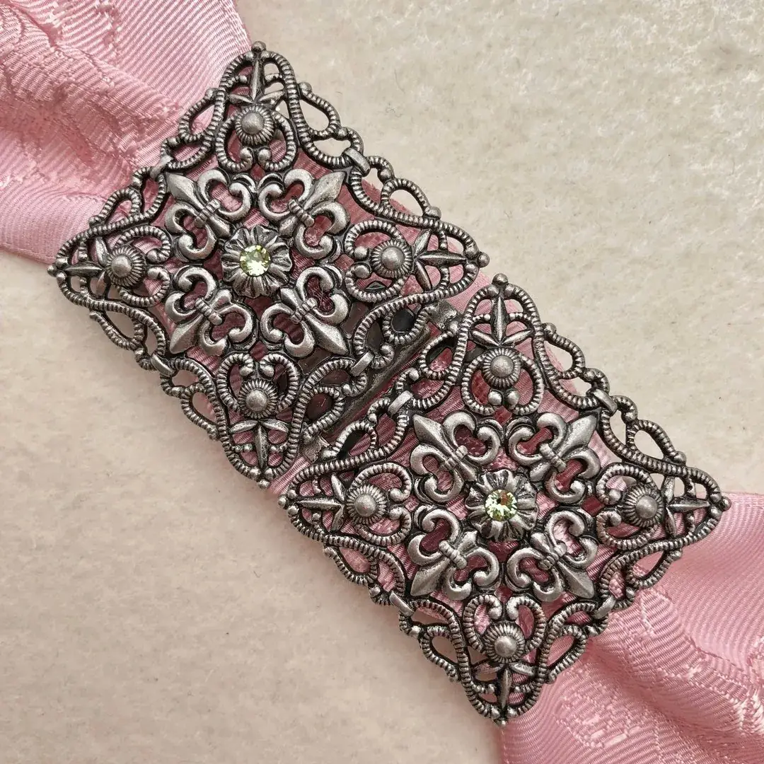 Schürzenschließe mit Swarovski apfelgrün No. 27 – Bild 6 – Chiemgauer Heimatwerk Trachten-Onlineshop Schürzenschließe mit Swarovski apfelgrün No. 27 - Bild 6 - Chiemgauer Heimatwerk Trachten-Onlineshop