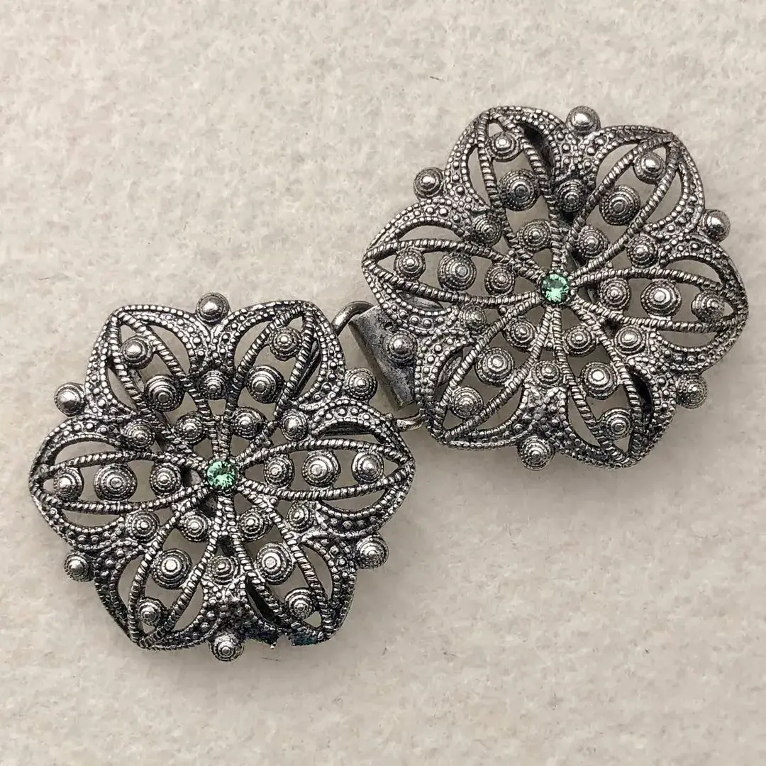 Schürzenschließe mit Swarovski apfelgrün No. 5 – Bild 10 – Chiemgauer Heimatwerk Trachten-Onlineshop Schürzenschließe mit Swarovski apfelgrün No. 5 - Bild 10 - Chiemgauer Heimatwerk Trachten-Onlineshop