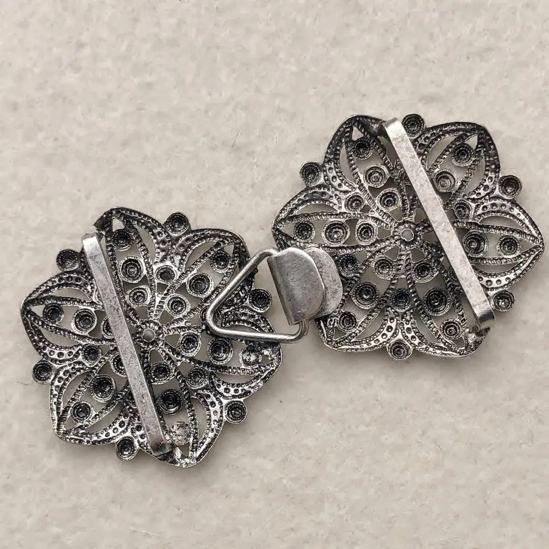 Schürzenschließe mit Swarovski apfelgrün No. 5 – Bild 14 – Chiemgauer Heimatwerk Trachten-Onlineshop Schürzenschließe mit Swarovski apfelgrün No. 5 - Bild 14 - Chiemgauer Heimatwerk Trachten-Onlineshop