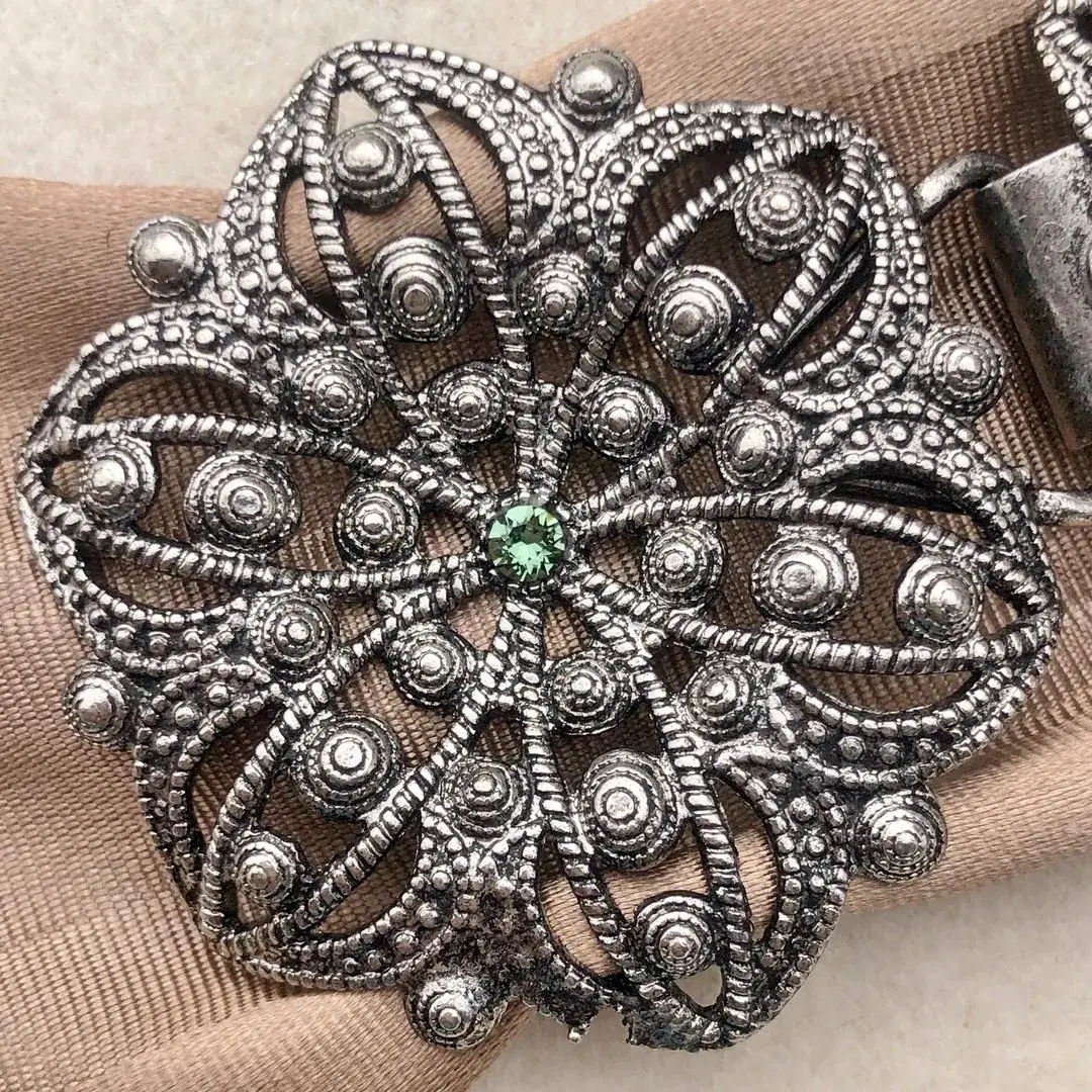 Schürzenschließe mit Swarovski apfelgrün No. 5 – Bild 6 – Chiemgauer Heimatwerk Trachten-Onlineshop Schürzenschließe mit Swarovski apfelgrün No. 5 - Bild 6 - Chiemgauer Heimatwerk Trachten-Onlineshop