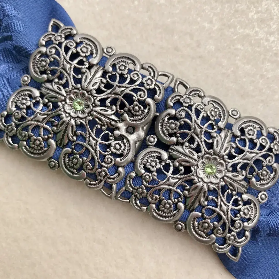 Schürzenschließe mit Swarovski apfelgrün No. 64 – Bild 14 – Chiemgauer Heimatwerk Trachten-Onlineshop Schürzenschließe mit Swarovski apfelgrün No. 64 - Bild 14 - Chiemgauer Heimatwerk Trachten-Onlineshop