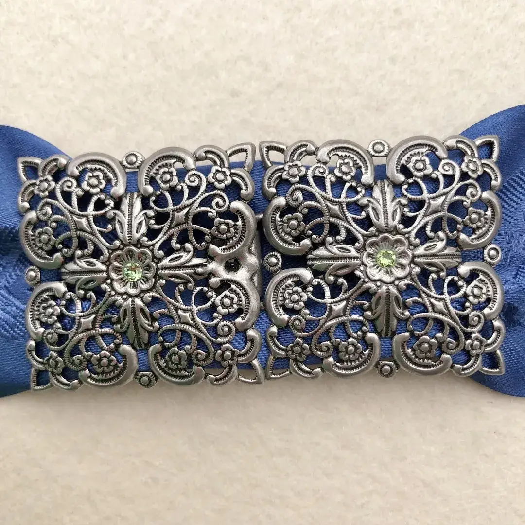 Schürzenschließe mit Swarovski apfelgrün No. 64 – Bild 9 – Chiemgauer Heimatwerk Trachten-Onlineshop Schürzenschließe mit Swarovski apfelgrün No. 64 - Bild 9 - Chiemgauer Heimatwerk Trachten-Onlineshop