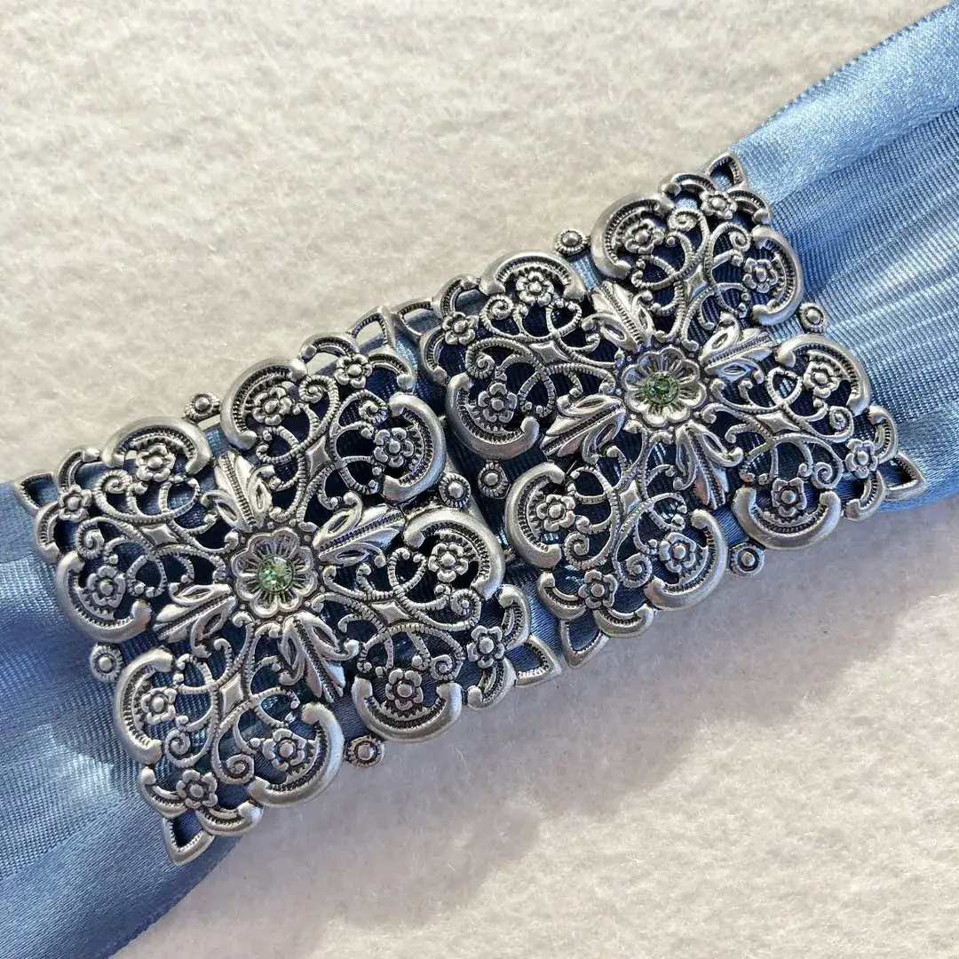 Schürzenschließe mit Swarovski apfelgrün No. 82 – Bild 14 – Chiemgauer Heimatwerk Trachten-Onlineshop Schürzenschließe mit Swarovski apfelgrün No. 82 - Bild 14 - Chiemgauer Heimatwerk Trachten-Onlineshop