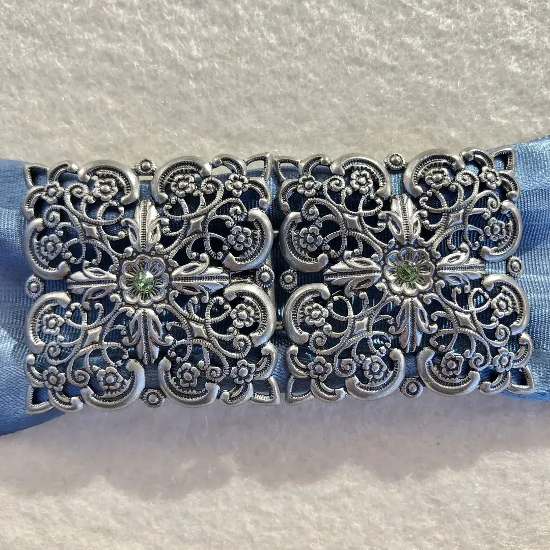 Schürzenschließe mit Swarovski apfelgrün No. 82 – Bild 7 – Chiemgauer Heimatwerk Trachten-Onlineshop Schürzenschließe mit Swarovski apfelgrün No. 82 - Bild 7 - Chiemgauer Heimatwerk Trachten-Onlineshop