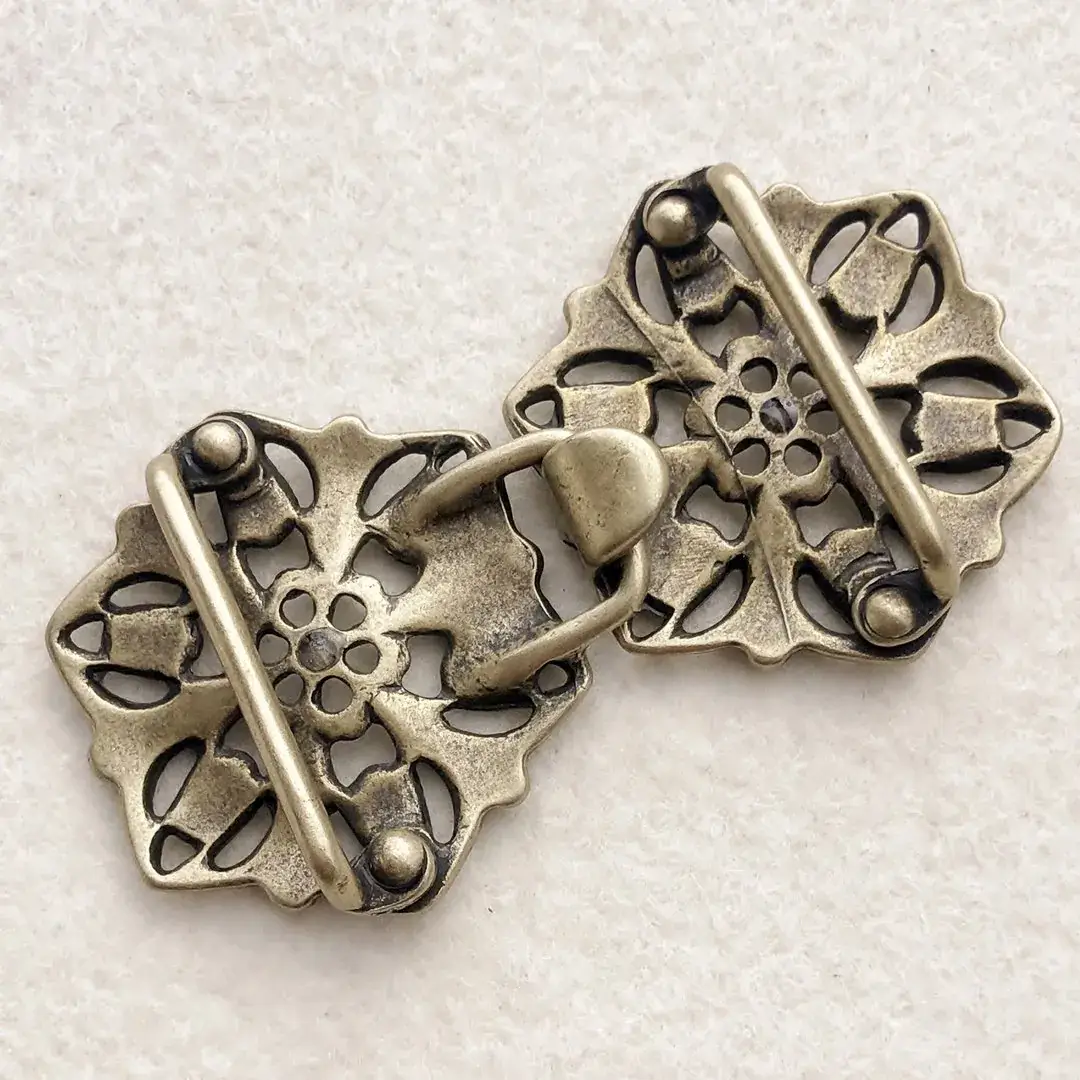Schürzenschließe mit Swarovski beige No. 13 – Bild 16 – Chiemgauer Heimatwerk Trachten-Onlineshop Schürzenschließe mit Swarovski beige No. 13 - Bild 16 - Chiemgauer Heimatwerk Trachten-Onlineshop