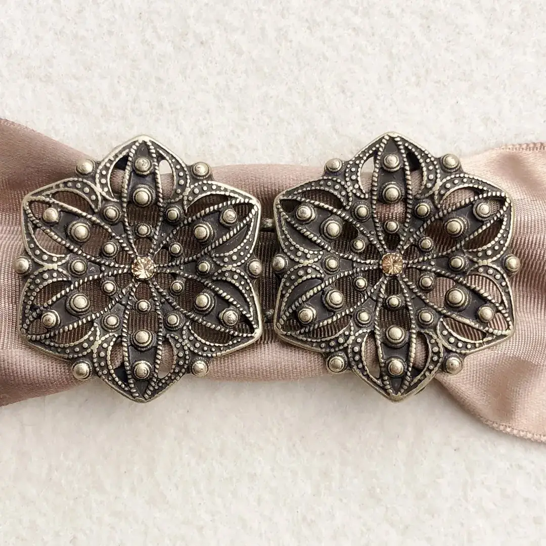 Schürzenschließe mit Swarovski beige No. 13 – Bild 7 – Chiemgauer Heimatwerk Trachten-Onlineshop Schürzenschließe mit Swarovski beige No. 13 - Bild 7 - Chiemgauer Heimatwerk Trachten-Onlineshop